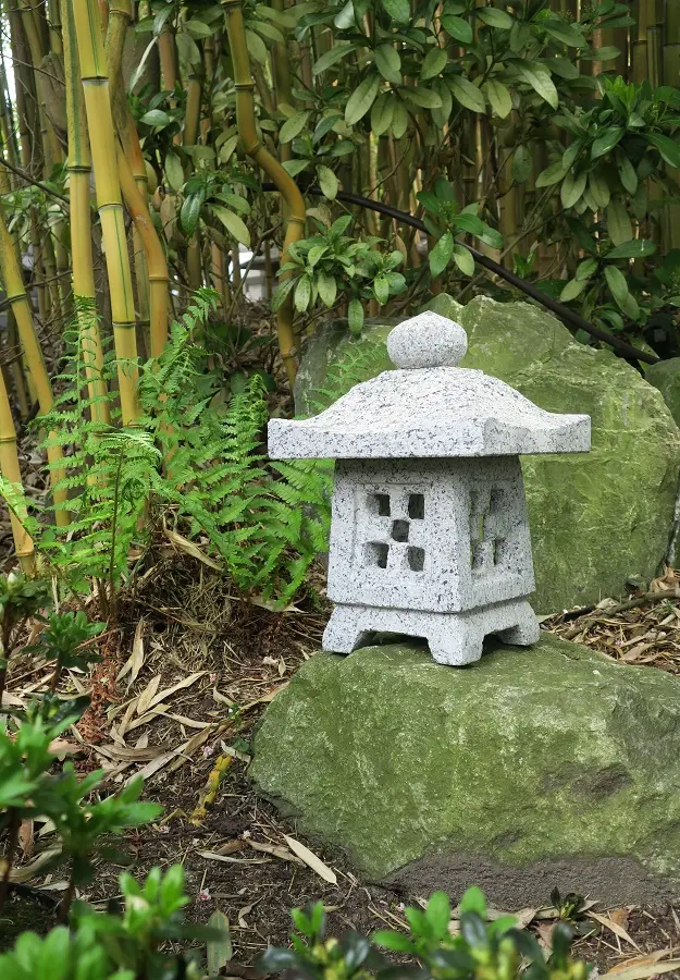 Okigata-Steinlaterne-Granit-Schaugarten-BambusKultur-Steinwedel.webp