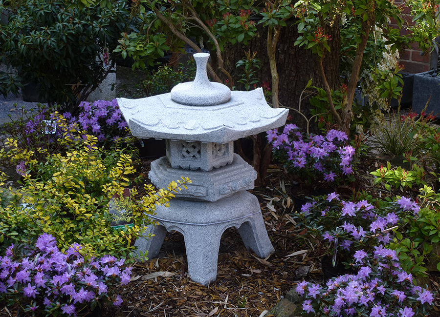 Lanterne japonaise en granite rokkaku yukimi. lanterne pour jardin zen